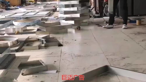 巨迈广告 以创新制造驱动品牌视觉革命，打造千层镜、深渊镜与霓虹灯的艺术工厂